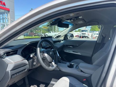 Used 2024 Toyota Venza XLE AWD/4WD image 6