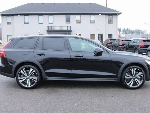 Used 2025 Volvo V60 B5 Cross Country Plus image 6