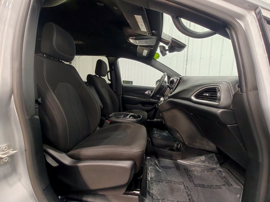Used 2023 Chrysler Pacifica Touring FWD image 22