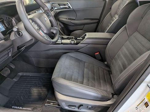 Used 2025 Mitsubishi Outlander SE image 12