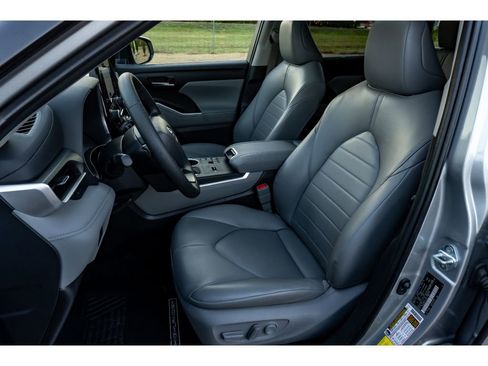 Used 2024 Toyota Highlander XLE image 11