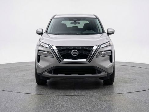 Used 2025 Nissan Rogue SV image 2