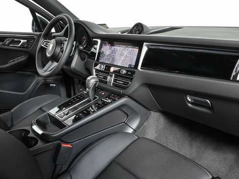Certified 2025 Porsche Macan AWD image 20