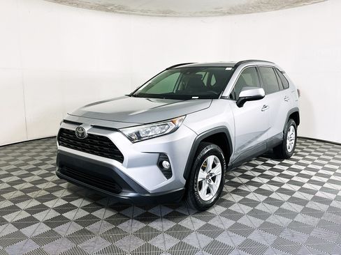 Used 2020 Toyota RAV4 XLE FWD image 7