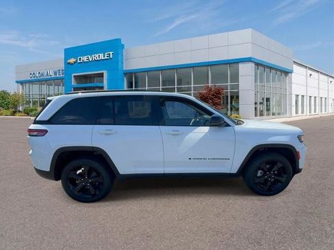 Used 2023 Jeep Grand Cherokee Limited w/ Black Appearance Package AWD/4WD image 6