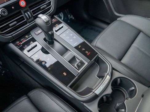 Certified 2025 Porsche Macan image 21