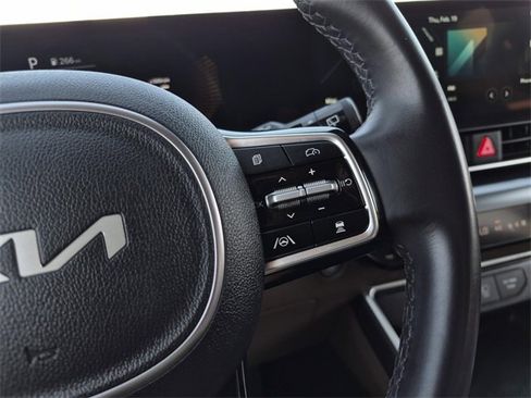 Used 2025 Kia Carnival image 30