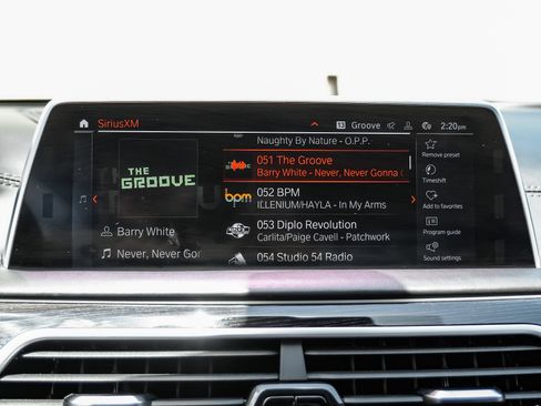Used 2020 BMW 750i xDrive w/ Executive Package AWD/4WD image 26