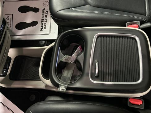 Used 2024 Chrysler Pacifica Touring-L image 4