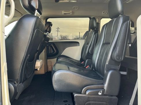 Used 2016 Chrysler Town & Country Touring image 10