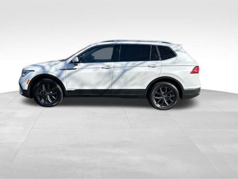 Used 2023 Volkswagen Tiguan SE w/ Panoramic Sunroof Package image 10