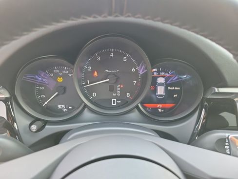 Certified 2026 Porsche Macan Turbo AWD/4WD image 32