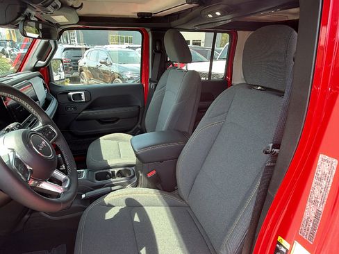 Used 2025 Jeep Wrangler Sahara image 17