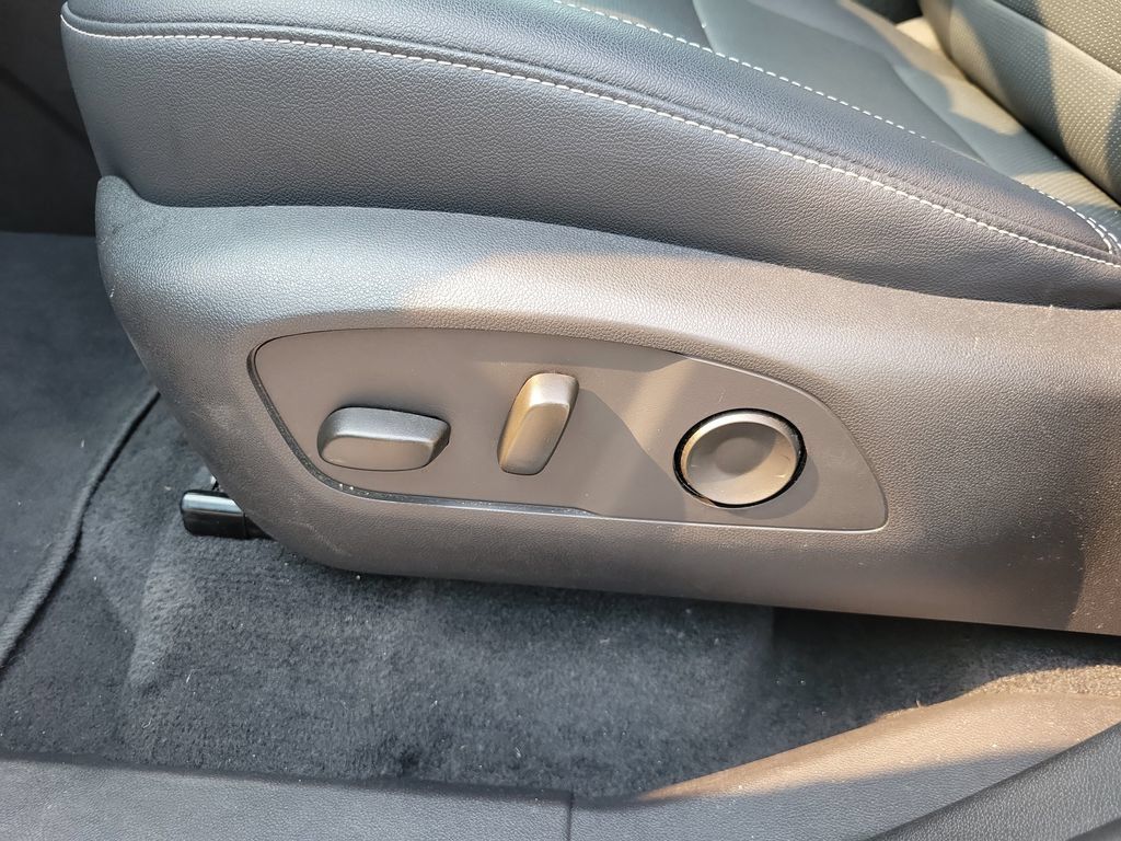 Used 2026 Chevrolet Traverse LT FWD image 21