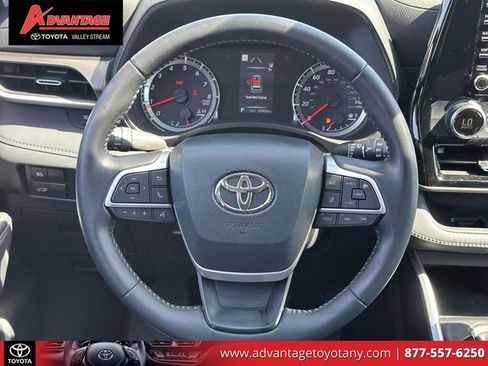 Used 2022 Toyota Highlander LE AWD/4WD image 17