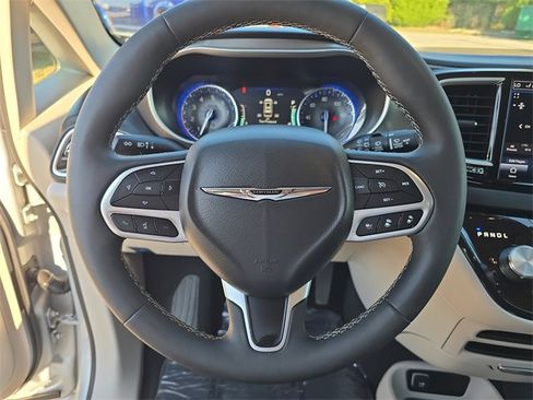 Certified 2024 Chrysler Pacifica Touring-L image 24