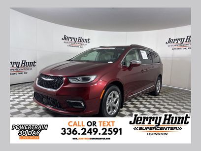 Used 2021 Chrysler Pacifica Limited w/ Uconnect Theater Family Group