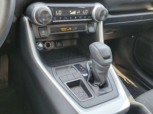 Used 2022 Toyota RAV4 XLE w/ Convenience Package FWD image 17