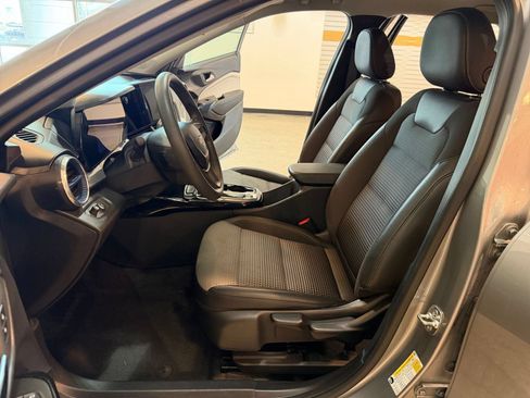 Used 2025 Chevrolet Trax LT FWD image 25
