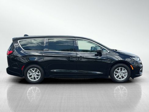 Used 2024 Chrysler Pacifica Touring FWD image 8