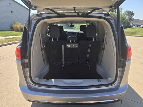 Used 2019 Chrysler Pacifica Touring-L Plus w/ Tire & Wheel Group FWD image 9