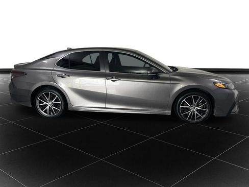 Used 2022 Toyota Camry SE FWD image 6