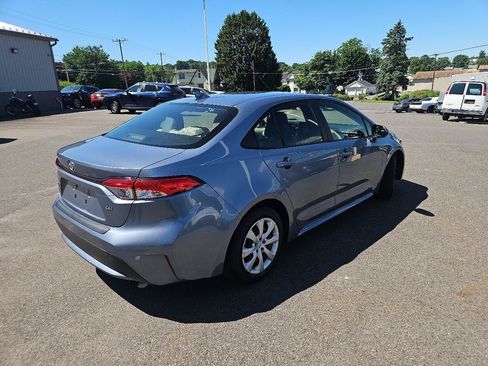 Used 2021 Toyota Corolla LE FWD image 3