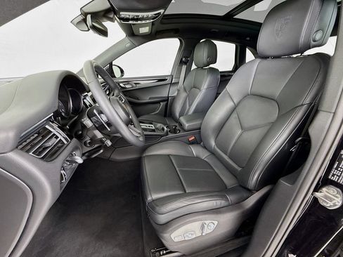 Certified 2025 Porsche Macan AWD/4WD image 5