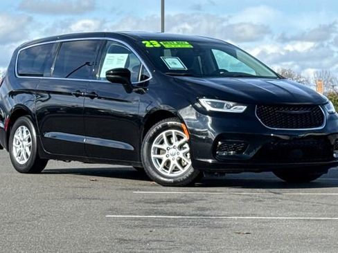 Used 2023 Chrysler Pacifica Touring-L image 2