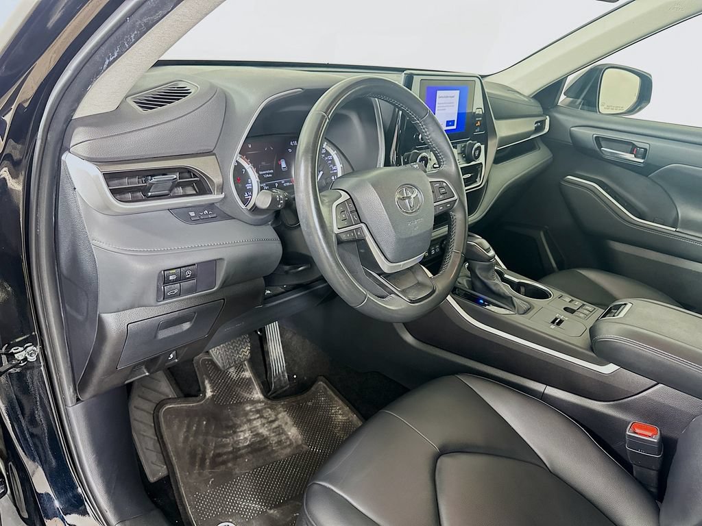 Used 2024 Toyota Highlander XLE FWD image 9