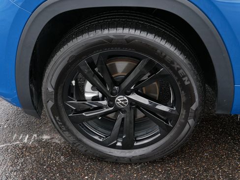 Certified 2025 Volkswagen Atlas Cross Sport SEL R-Line image 15