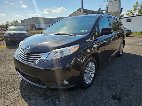 Used 2016 Toyota Sienna XLE image 3
