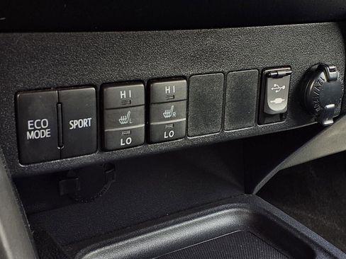 Used 2016 Toyota RAV4 SE FWD image 10