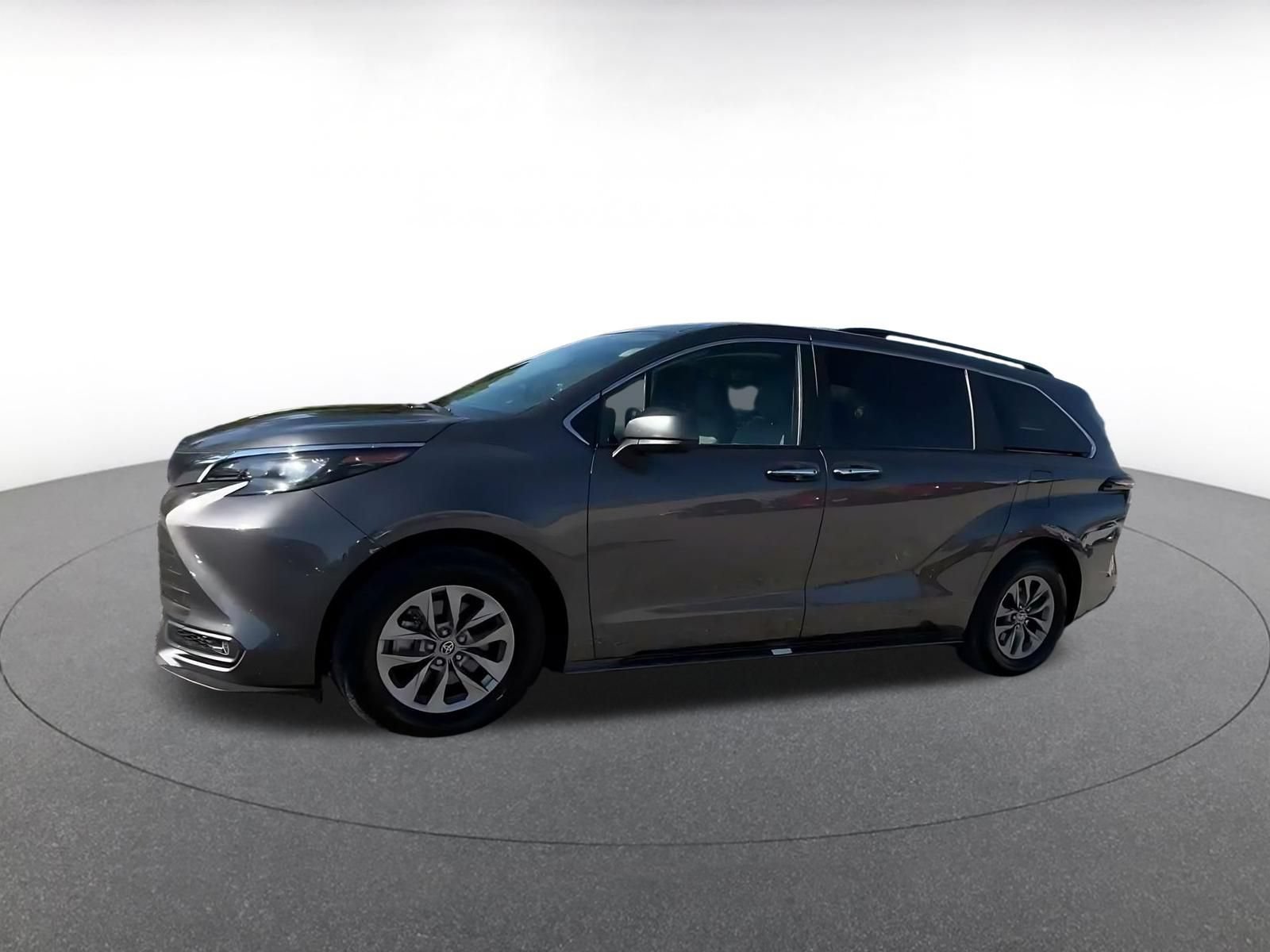 Used 2025 Toyota Sienna XLE FWD image 7