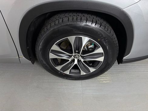 Used 2024 Toyota Highlander XLE FWD image 11