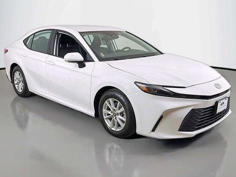 Used 2025 Toyota Camry LE image 2