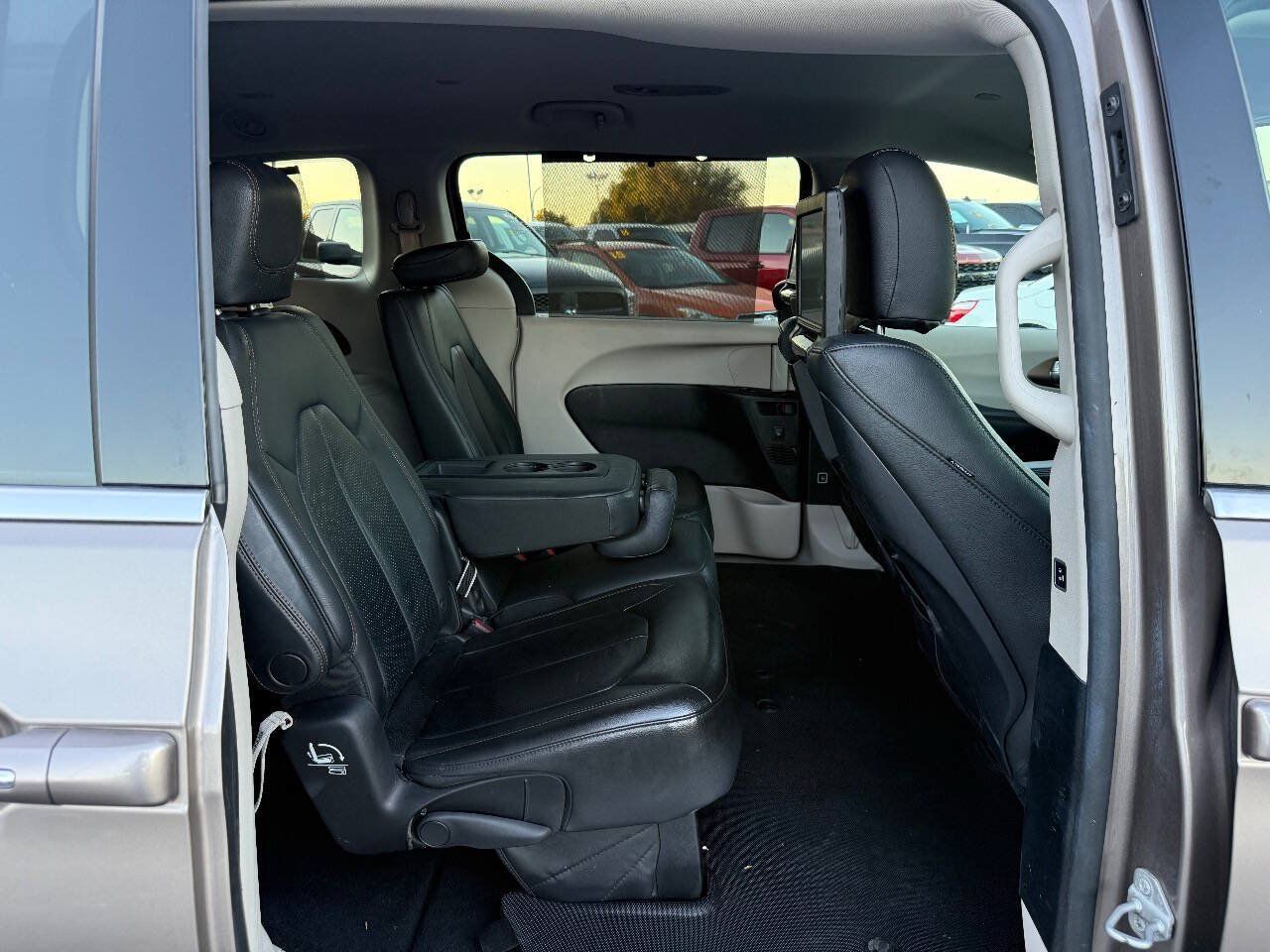 Used 2017 Chrysler Pacifica Touring-L Plus w/ Advanced Safetytec Group FWD image 15