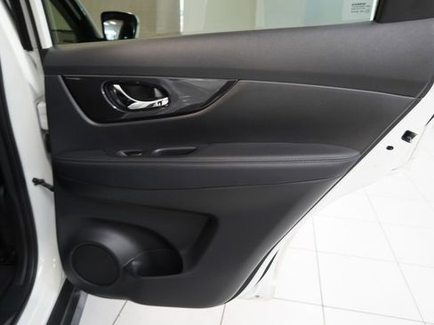 Used 2017 Nissan Rogue SV w/ SV Premium Package AWD/4WD image 26