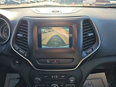 Used 2019 Jeep Cherokee Latitude Plus w/ Comfort/Convenience Group FWD image 27