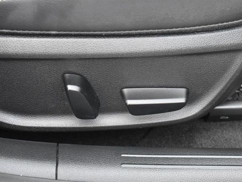 Used 2025 Genesis G70 2.5T image 12