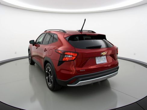 Used 2025 Chevrolet Trax LT FWD image 6