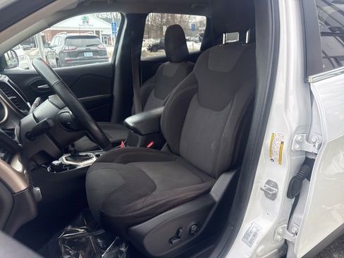 Used 2016 Jeep Cherokee Latitude w/ Cold Weather Group image 10