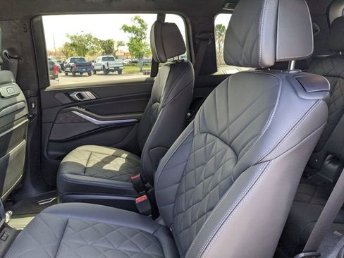 Used 2025 BMW X7 xDrive40i w/ M Sport Package image 21