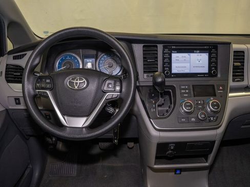 Used 2020 Toyota Sienna LE image 2