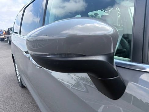 Used 2023 Chrysler Pacifica Touring-L FWD image 5