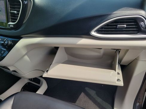 Used 2023 Chrysler Pacifica Touring-L FWD image 31