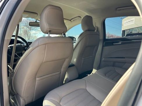 Used 2017 Ford Fusion SE image 11