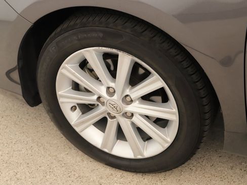 Used 2014 Toyota Camry XLE w/ Moonroof Package image 32