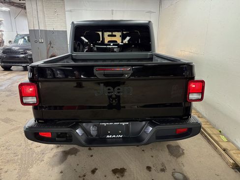 Used 2022 Jeep Gladiator Sport image 8