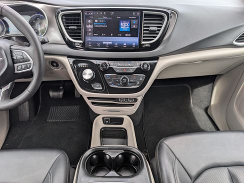 Used 2024 Chrysler Pacifica Touring-L FWD image 7